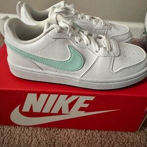 Nike court borough low recaft size youth 5- brand new